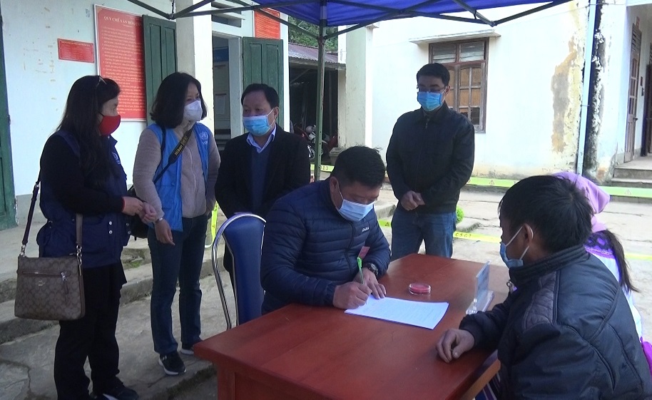 Đoàn công tác WHO kiểm tra tiêm vắc xin Covid 19 tại huyện Xín Mần
