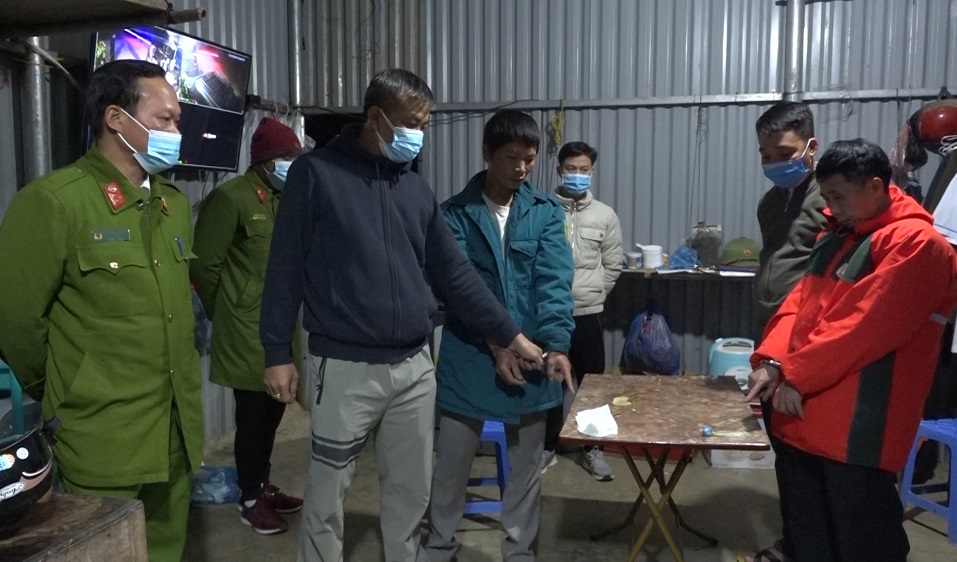 Công an huyện Xín Mần bắt giữ 02 đối tượng nghi tàng trữ, sử dụng trái phép chất ma túy