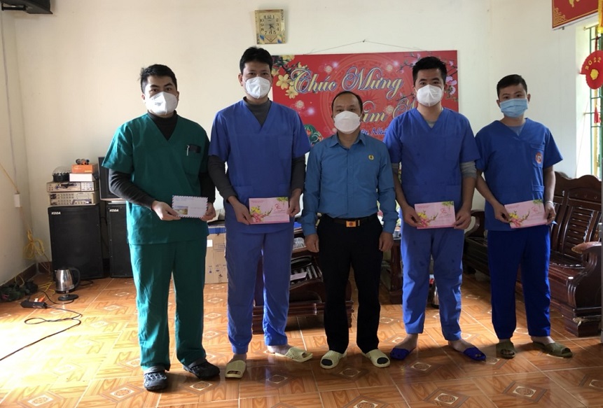 Liên đoàn Lao động huyện Xín Mần thăm hỏi, cán bộ y tế và đoàn viên công đoàn tại  khu cách ly tập trung cơ sở số 01