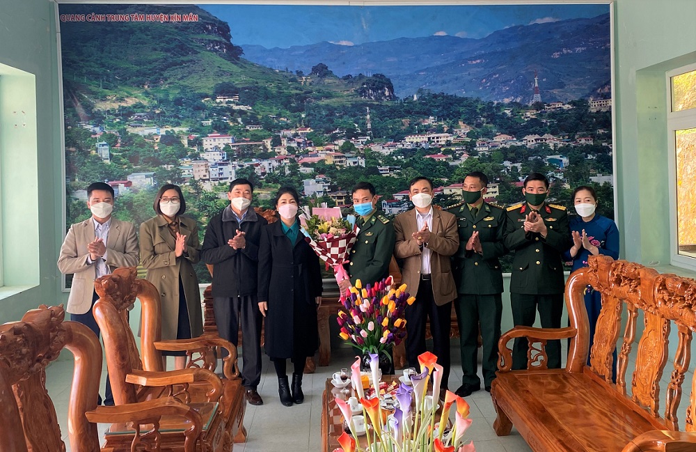 Lãnh đạo huyện Xín Mần thăm, chúc mừng Ngày truyền thống Bộ đội Biên phòng