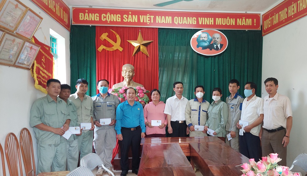 Lãnh đạo Liên đoàn Lao động huyện Xín Mần thăm hỏi, tặng quà cho đoàn viên, người lao động nhân dịp “Tháng Công nhân” năm 2022