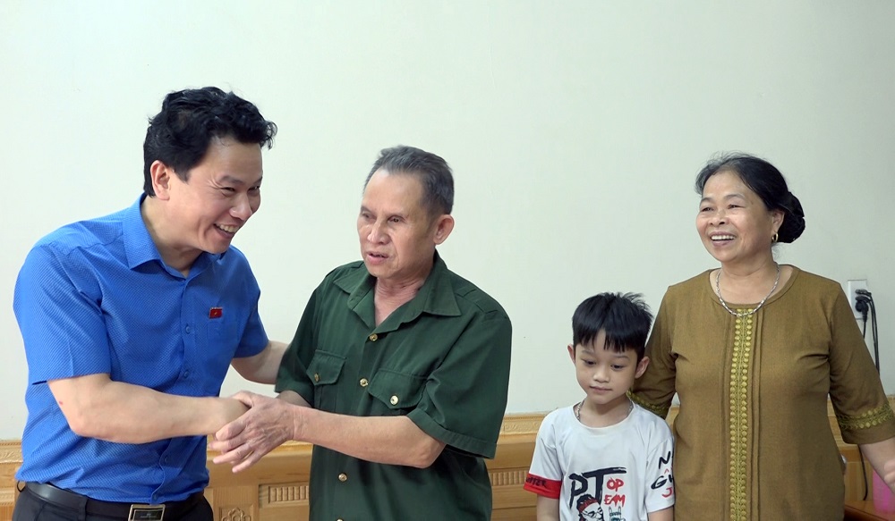 Bí thư Tỉnh uỷ Đặng Quốc Khánh thăm, tặng quà gia đình chính sách, cán bộ lão thành