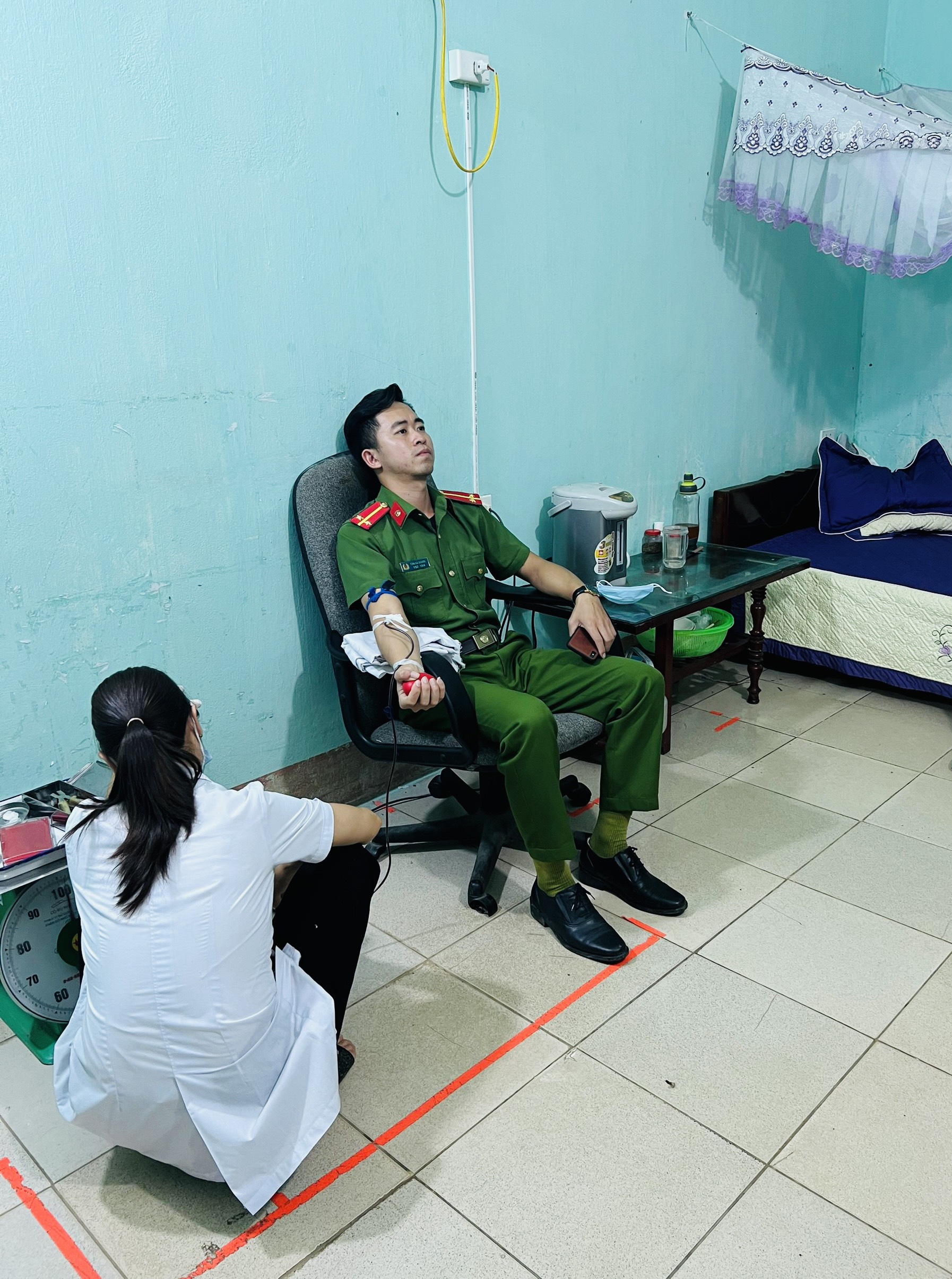 Vừa bảo vệ kỳ thi Tốt nghiệp THPT năm 2022, vừa hiến máu cứu bệnh nhân qua cơn nguy kịch