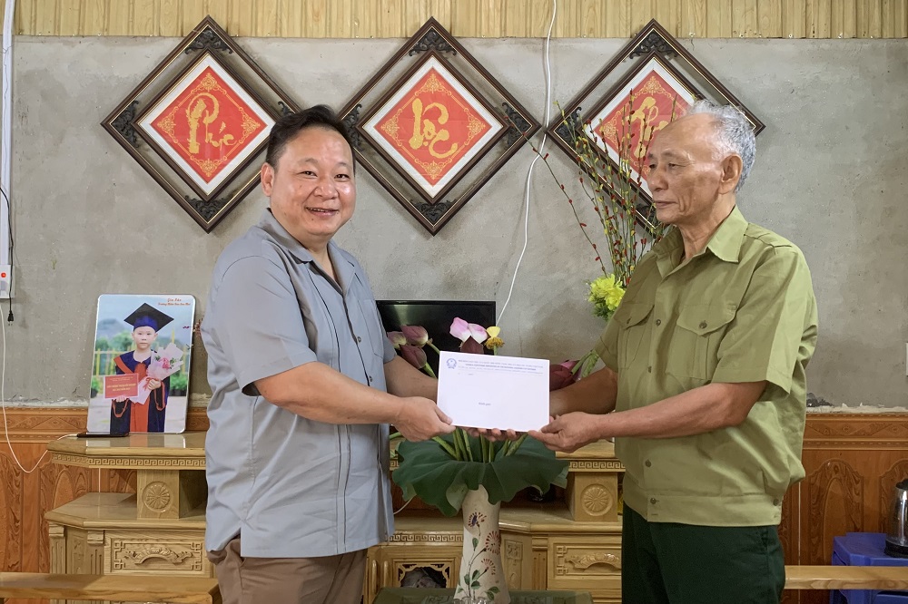 Đồng chí Tráng A Dương, Đại biểu Quốc hội đơn vị tỉnh Hà Giang thăm và tặng quà các gia đình thương binh liệt sĩ trên địa bàn huyện Xín Mần