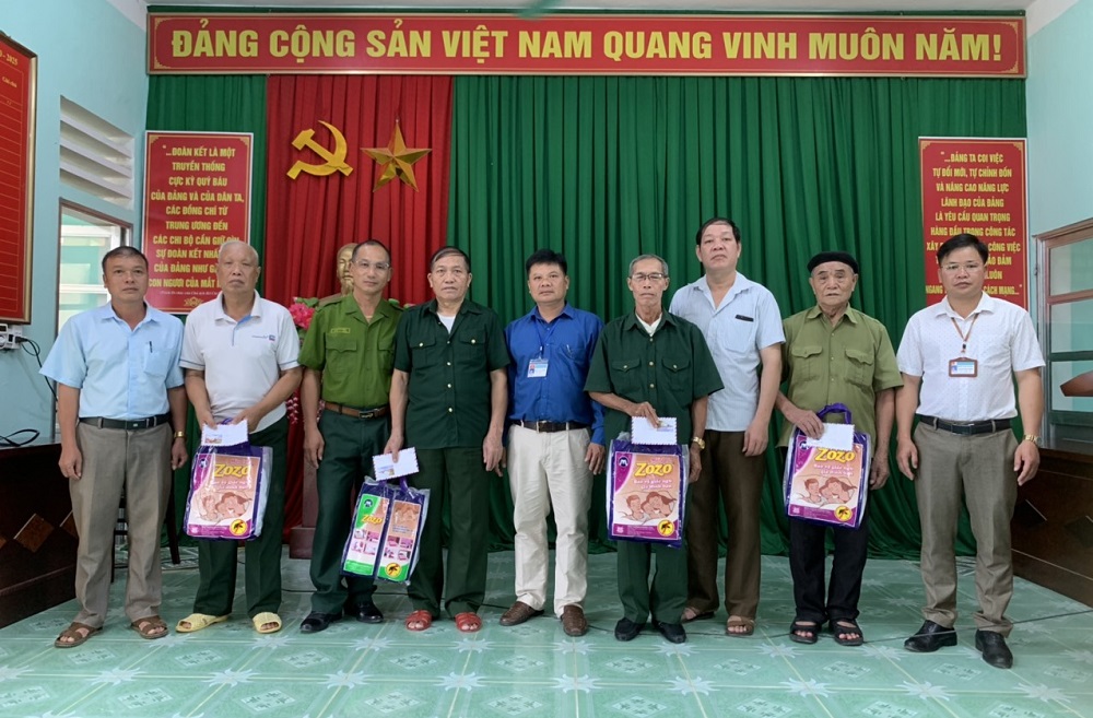 Hội Nạn nhân chất độc Da cam/Dioxin huyện Xín Mần tặng 38 xuất quà cho các gia đình nạn nhân chất độc Da cam/Dioxin trên địa bàn huyện