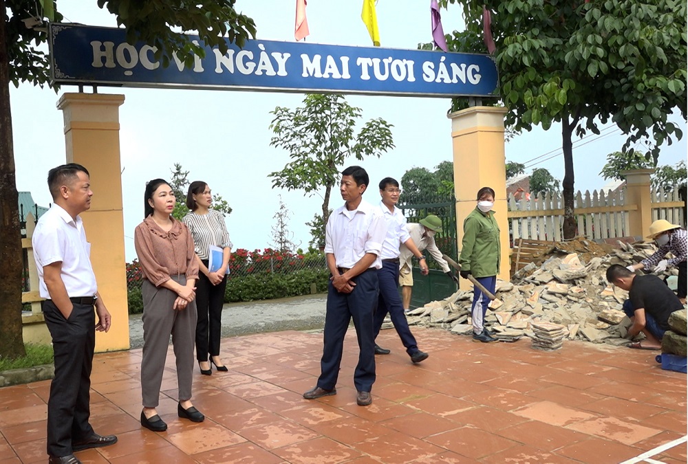 Đồng chí Phó chủ tịch UBND huyện kiểm tra công tác chuẩn bị năm học mới tại xã Chí Cà