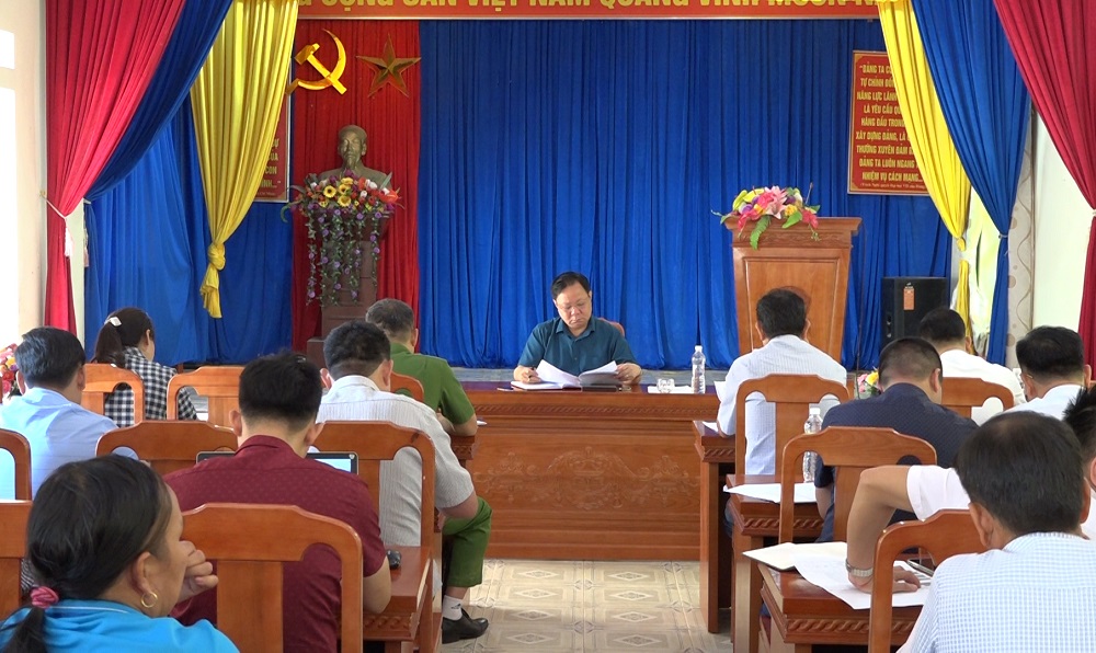 Chủ tịch UBND huyện Xín Mần làm việc tại xã Chế Là