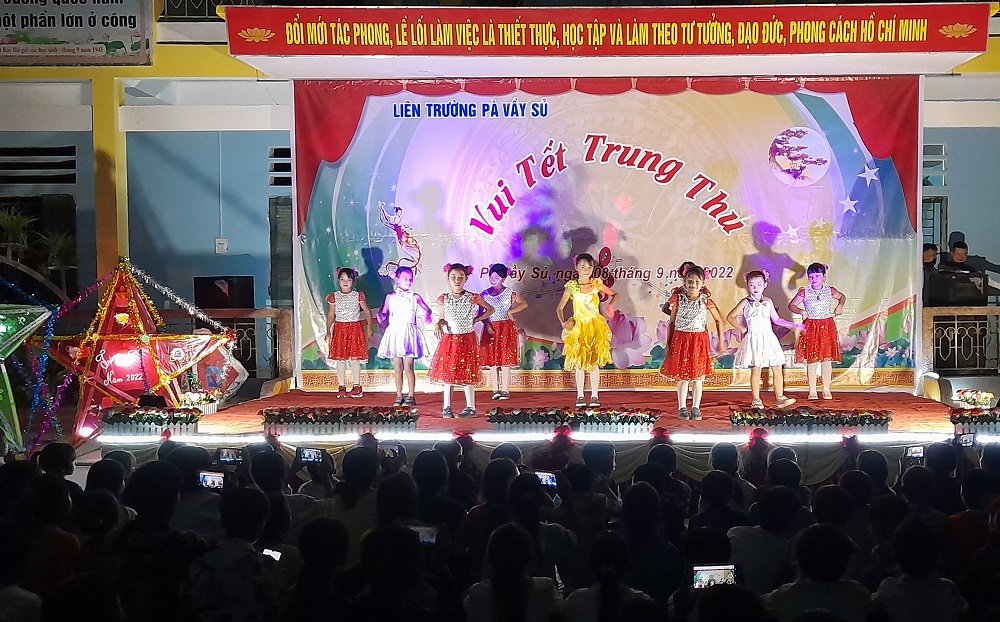 Xã Pà Vầy Sủ huyện Xín Mần tổ chức vui Tết trung thu cho các cháu thiếu niên, nhi đồng