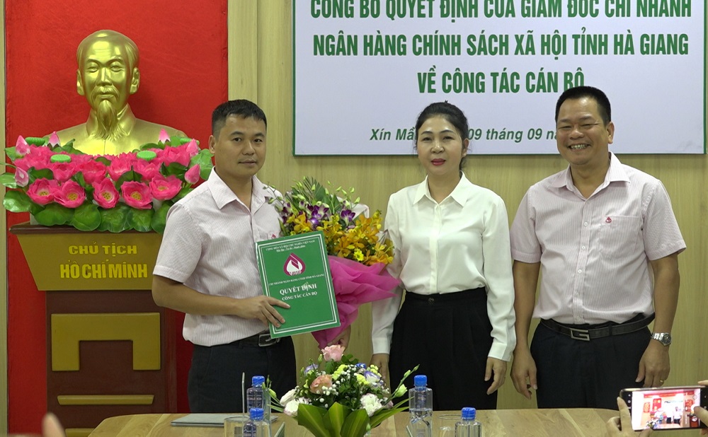 NHCSXH huyện Xín Mần công bố quyết định bổ nhiệm cán bộ