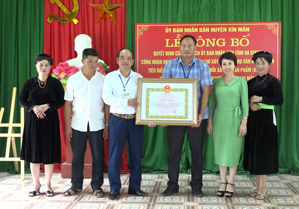 Công bố quyết định Làng văn hóa du lịch tiêu biểu thôn Quảng Hạ, xã Quảng Nguyên