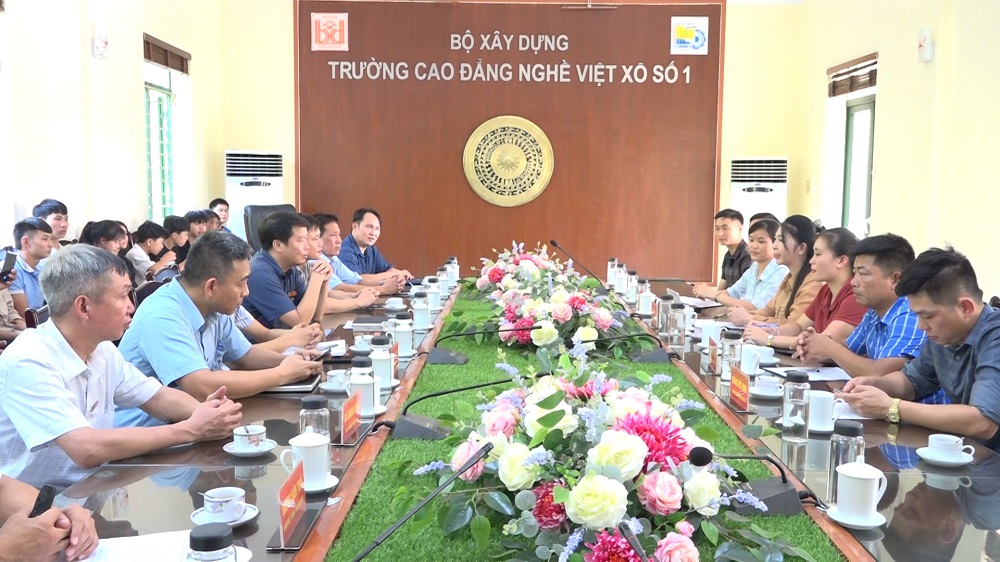 UBND huyện Xín Mần tổ chức đi thăm và khảo sát tại trường Cao đẳng Cơ điện Hà Nội và trường Cao đẳng nghề Việt Xô số 1