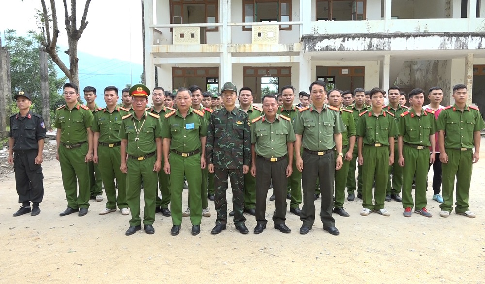Bí thư huyện uỷ thăm động viên các chiến sỹ công an tham gia luyện tập chuẩn bị cho diễn tập phòng thủ của Huyện
