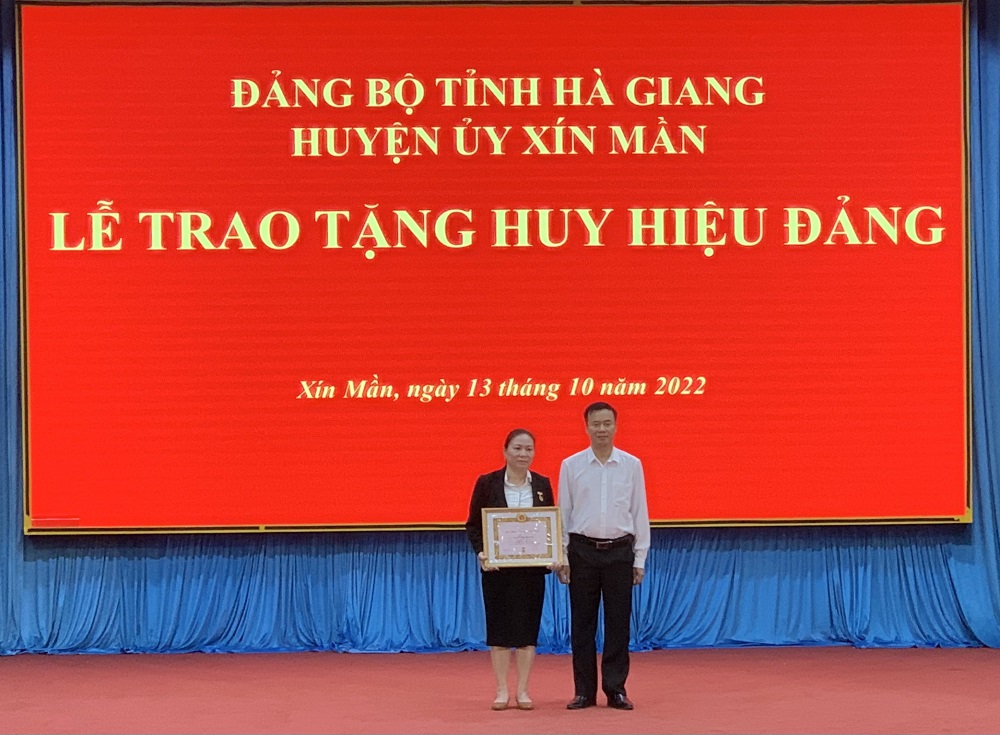 Lễ trao tặng Huy hiệu 30 năm tuổi Đảng cho đảng viên