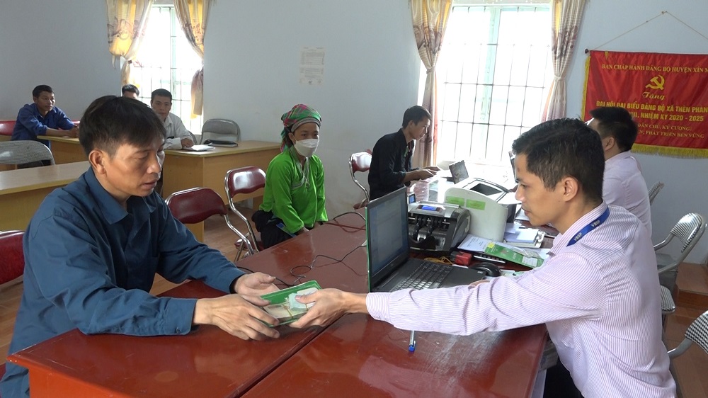 Ngân hàng Chính sách xã hội huyện Xín Mần giải ngân hỗ trợ nhà ở theo Nghị định 28/2022/NĐ-CP