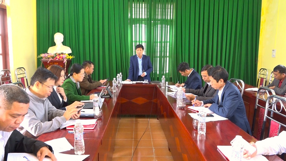 Đồng chí Hạng Kháy Vần, Phó Bí thư Huyện ủy, Chủ tịch HĐND huyện làm việc tại xã Chí Cà
