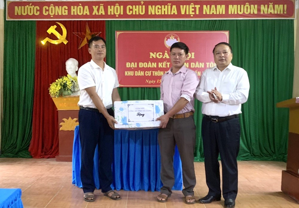 Giám đốc Công an tỉnh Phan Huy Ngọc dự ngày hội Đại đoàn kết toàn dân tộc thôn Vũ Khí thị trấn Cốc Pài