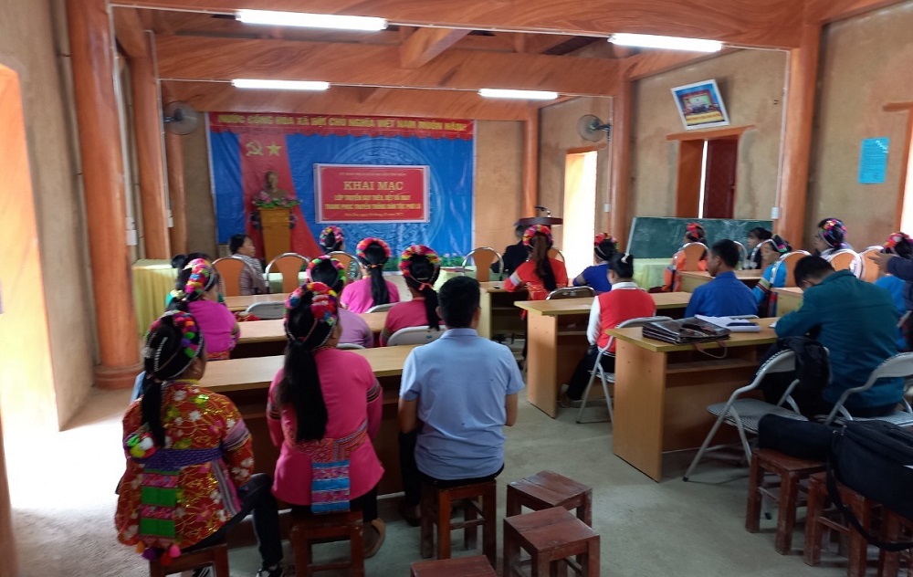Khai giảng lớp truyền dạy nghề thêu, dệt và may trang phục  truyền thống dân tộc Phù Lá