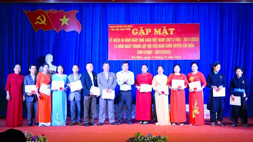 Hội Cựu Giáo chức huyện Xín Mần tổ chức gặp mặt kỷ niệm 40 năm ngày nhà giáo Việt Nam