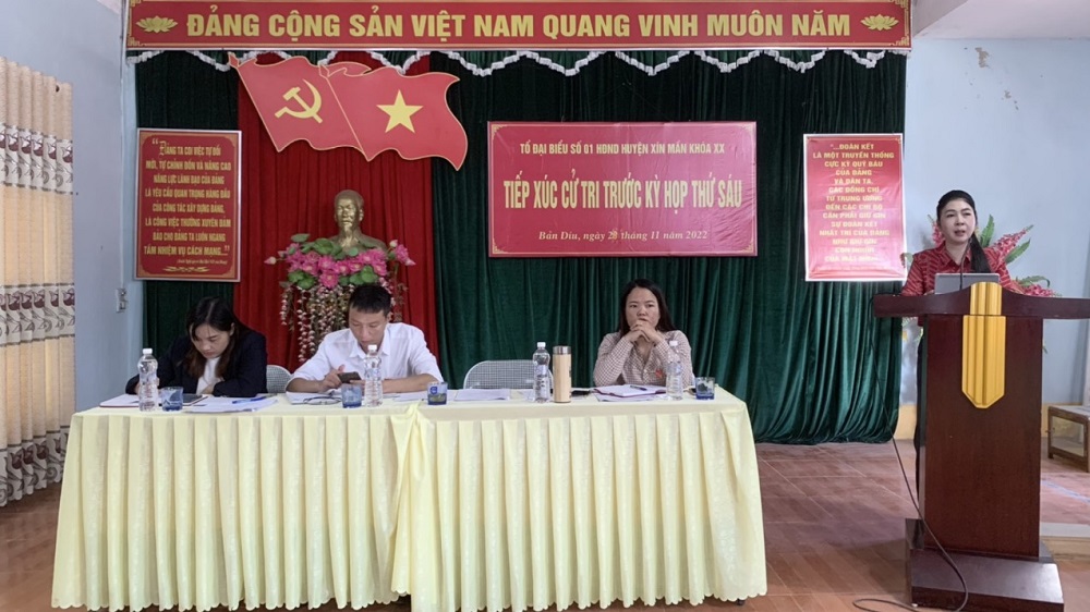 Tổ Đại biểu số 1 - HĐND huyện Xín Mần tiếp xúc cử tri tại xã Bản Díu