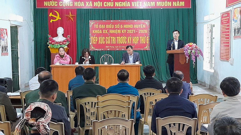 Bí thư Huyện uỷ Hoàng Nhị Sơn tiếp xúc cử tri tại xã Khuôn Lùng và xã Quảng Nguyên