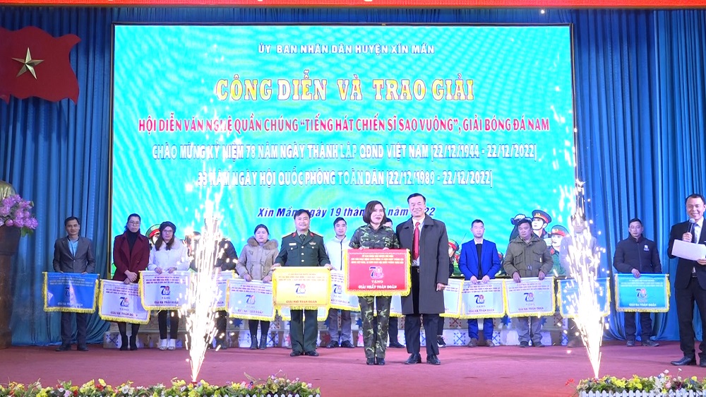 Xín Mần công diễn và trao giải Hội thi Văn nghệ, Thể thao chào mừng 78 năm ngày thành lập QĐND Việt Nam