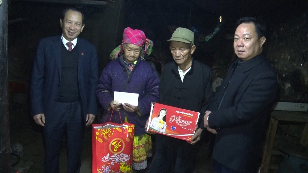 Gần 1.500 túi sưởi ấm trao tới tay người cao tuổi trên địa bàn huyện Xín Mần