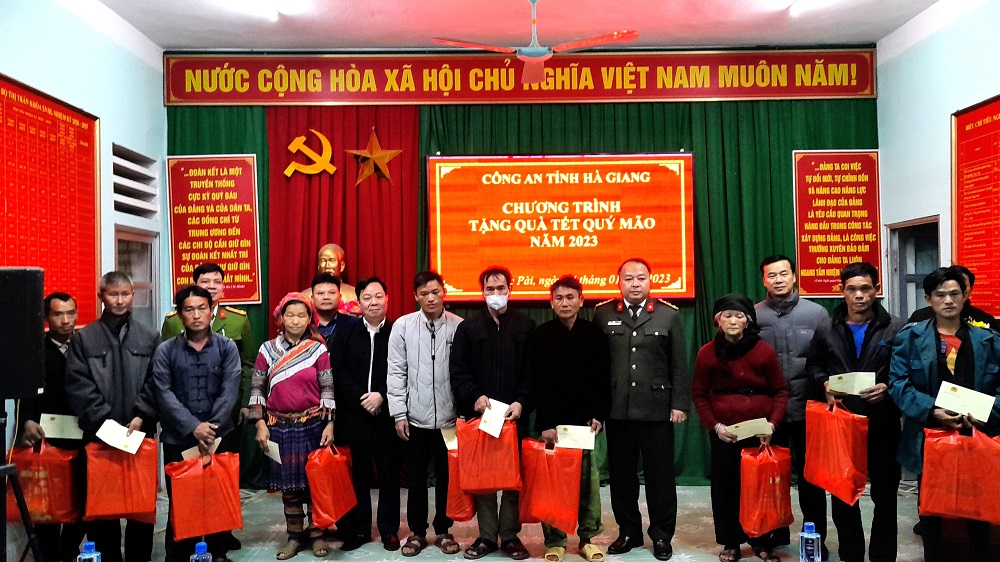 Giám đốc công an tỉnh Hà Giang tặng quà Tết tại thị trấn Cốc Pài