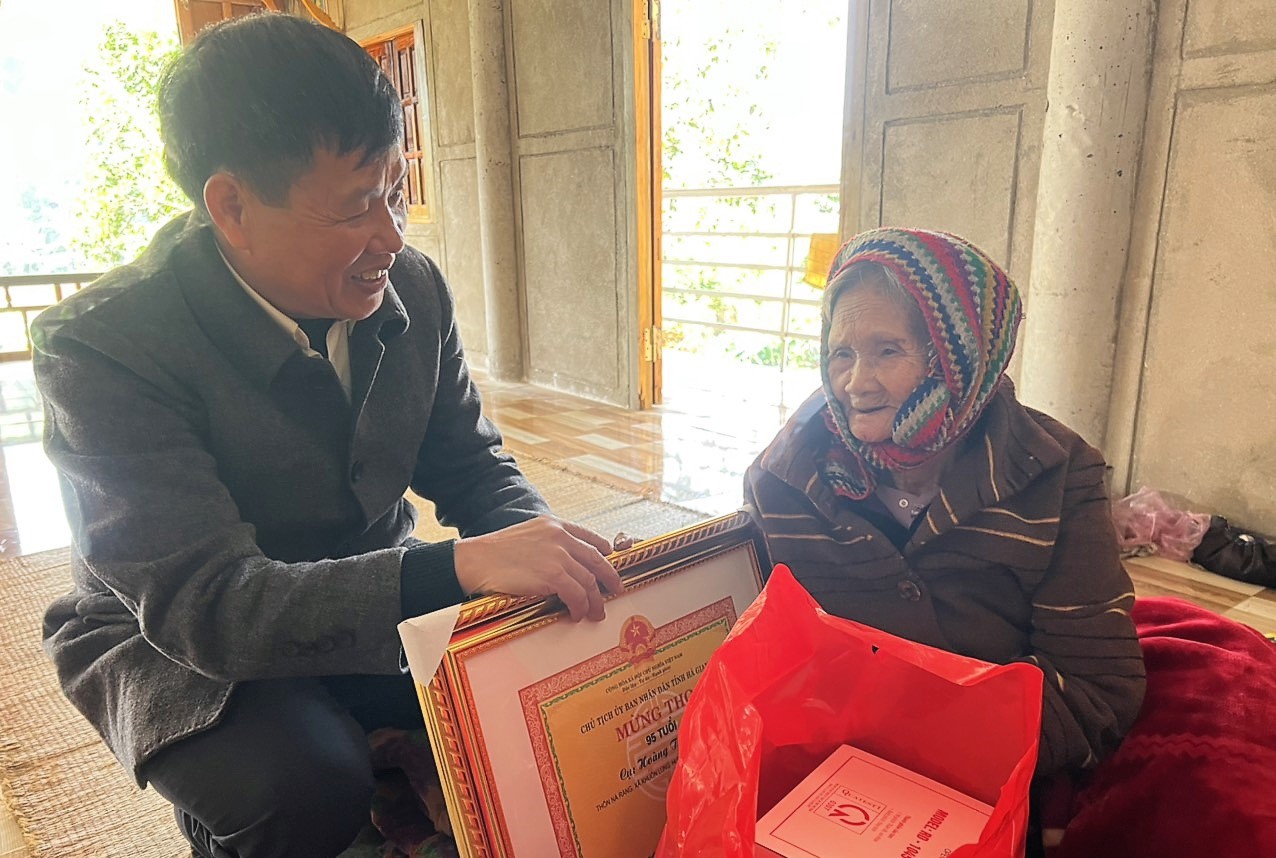 Chủ tịch HĐND huyện thăm, tặng quà tết đối tượng chính sách xã Khuôn Lùng