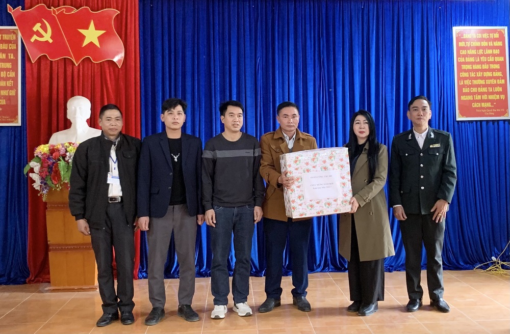 Đồng chí Vũ Thị Hòa, Phó Chủ tịch UBND huyện tặng quà Tết Nguyên đán Quý Mão 2023 tại xã Cốc Rế