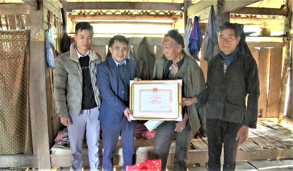 Phó Chủ tịch UBND huyện Ngô Văn Tăng tặng quà tết cho người cao tuổi xã Nấm Dẩn