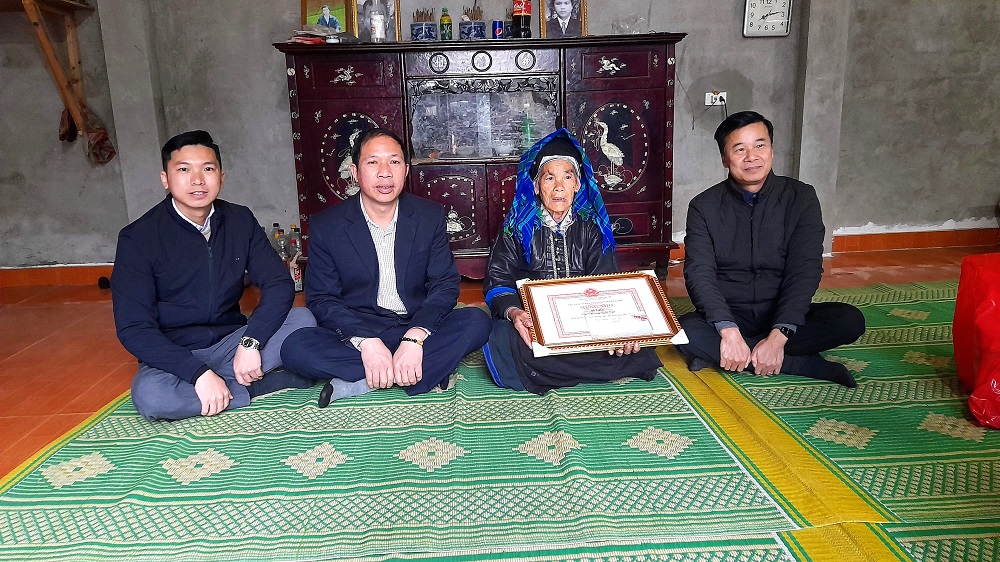 Bí thư Huyện ủy Hoàng Nhị Sơn thăm, tặng quà Tết tại xã Tả Nhìu