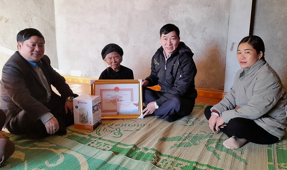 Phó Bí thư Thường trực Huyện ủy Sin Văn Đức tặng quà Tết tại xã Bản Díu