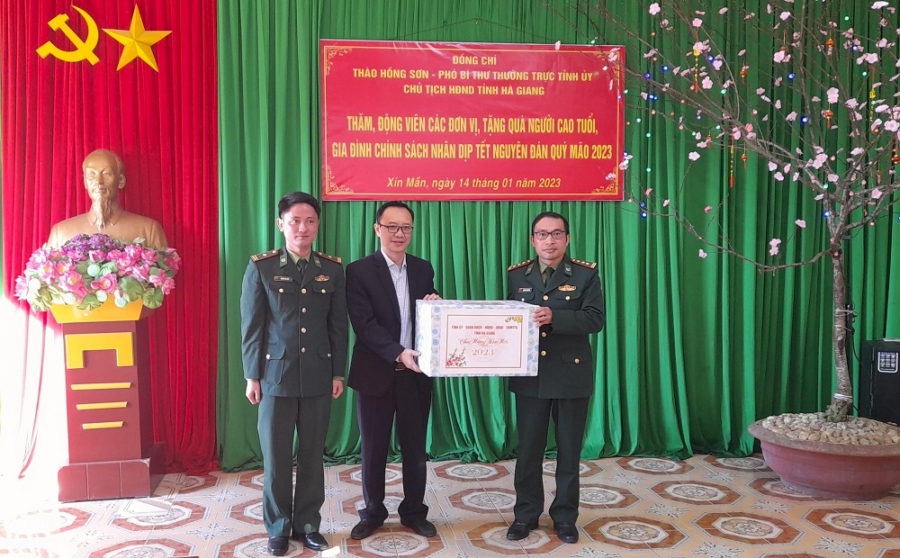 Phó Bí thư Thường trực Tỉnh uỷ, Chủ tịch Hội đồng nhân dân tỉnh Thào Hồng Sơn thăm chúc Tết tại huyện Xín Mần