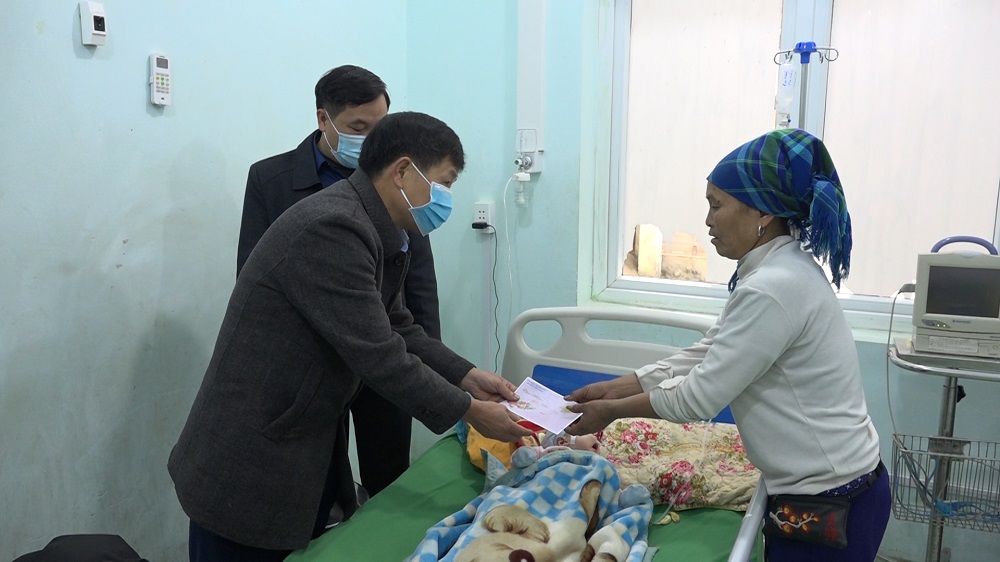 Lãnh đạo huyện Xín Mần thăm tết bệnh nhân tại các bệnh viện