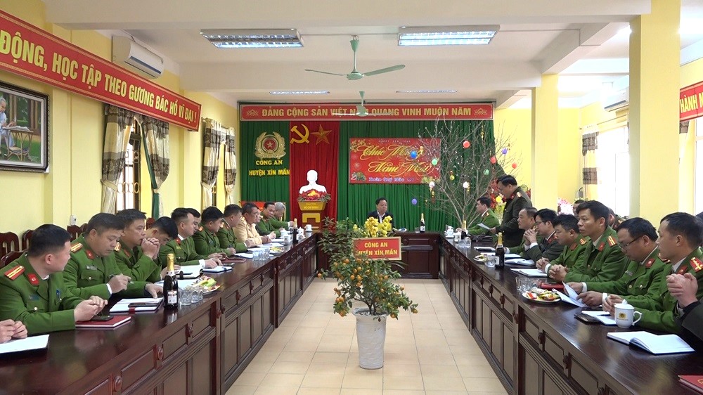Chủ tịch UBND huyện Phạm Duy Hiền gặp mặt đầu Xuân cán bộ, chiến sĩ công an huyện