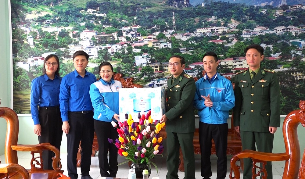 Tỉnh Đoàn Hà Giang thăm, tặng quà Đồn Biên phòng Cửa khẩu Xín Mần