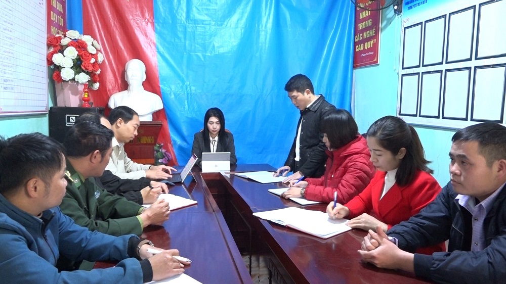 Phó Chủ tịch Thường trực UBND huyện Vũ Thị Hòa làm việc với trường Phổ thông dân tộc Bán trú THCS Pà Vầy Sủ