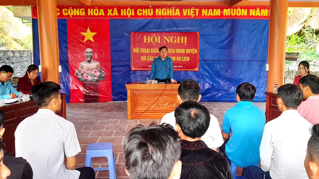Chủ tịch UBND huyện Phạm Duy Hiền đối thoại với các hộ gia đình, hợp tác xã làm dịch vụ du lịch tại xã Nấm Dẩn