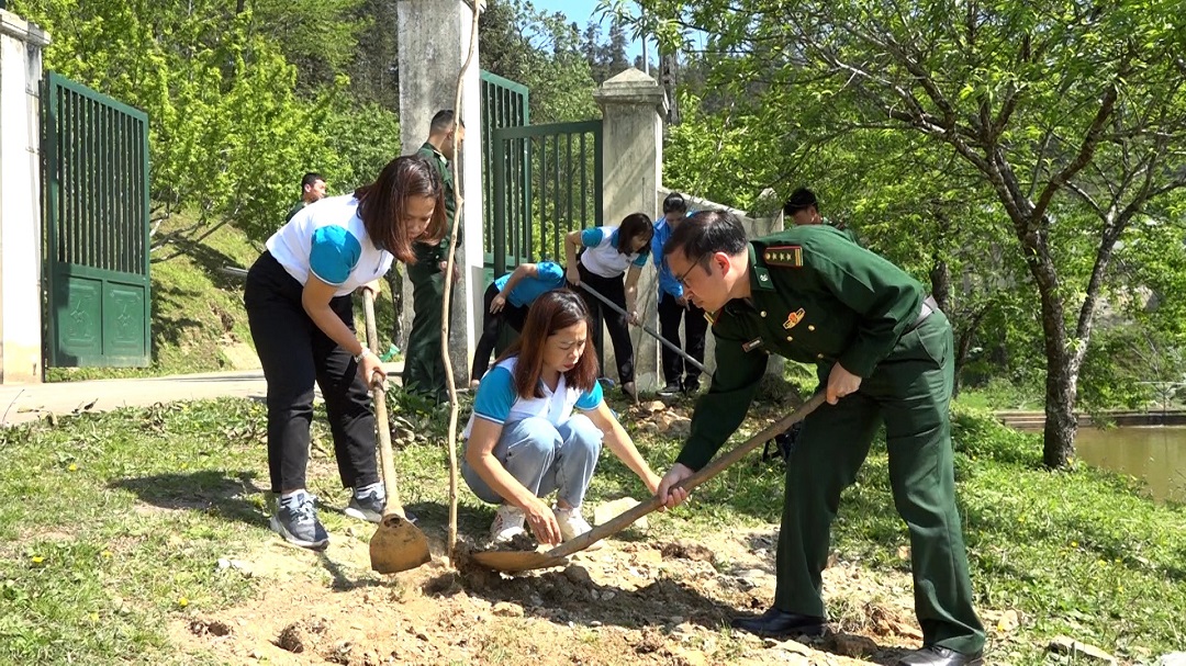 Hội LHPN huyện Quang Bình tặng và trồng cây tại Đồn Biên phòng Cửa khẩu Xín Mần