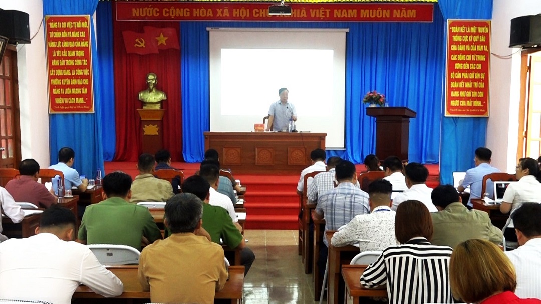 Chủ tịch UBND huyện Phạm Duy Hiền đối thoại với cán bộ và nhân dân xã Nà Chì