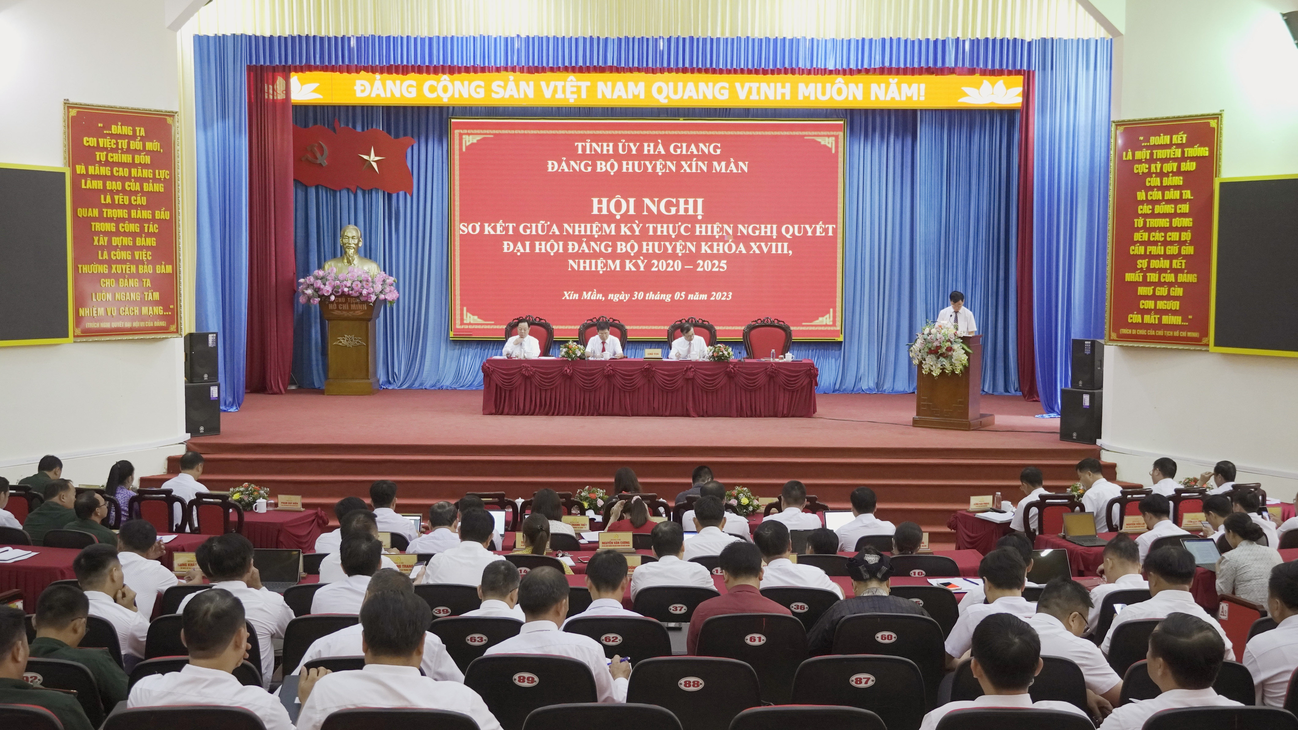 Hội nghị sơ kết giữa nhiệm kỳ thực hiện Nghị quyết Đại hội Đảng bộ huyện Xín Mần khóa XVIII, nhiệm kỳ 2020-2025