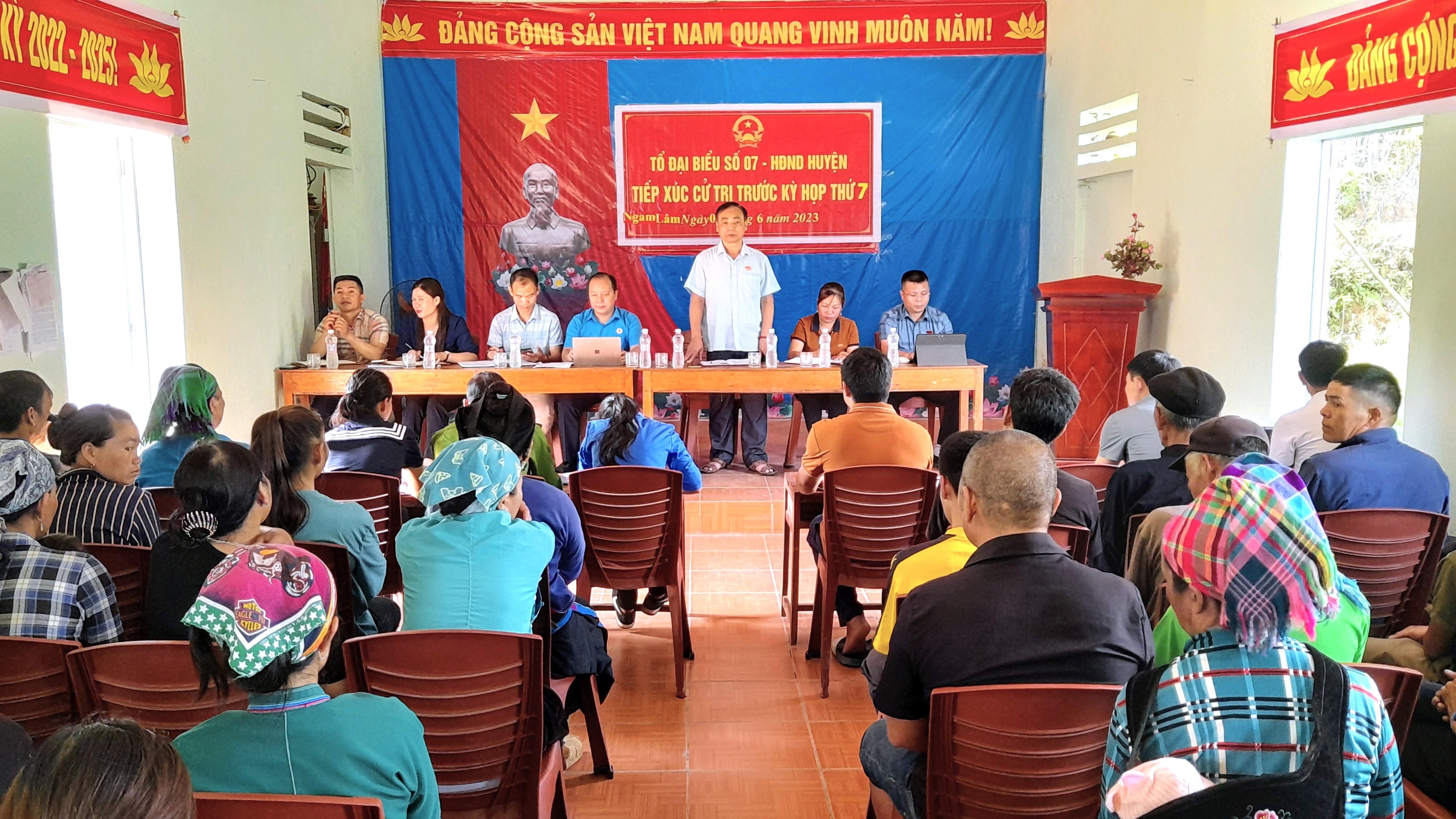 Tổ Đại biểu số 7 - Hội đồng nhân dân huyện Xín Mần tiếp xúc cử tri tại xã Nấm Dẩn