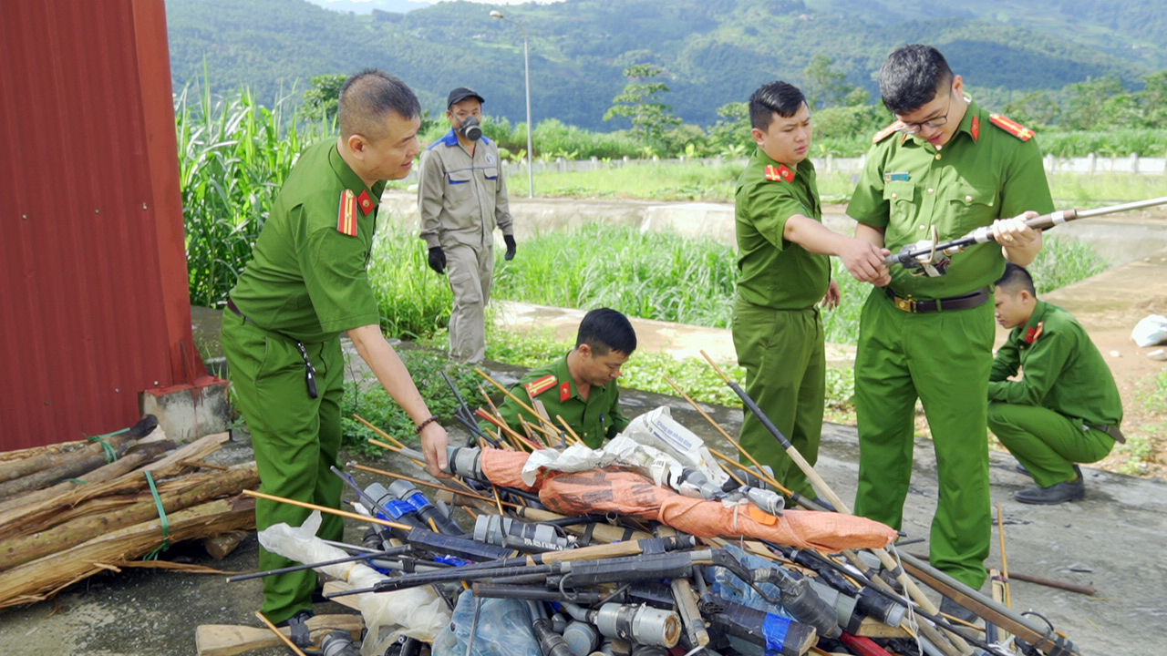 Công an huyện Xín Mần tiêu hủy vũ khí, vật liệu nổ, công cụ hỗ trợ
