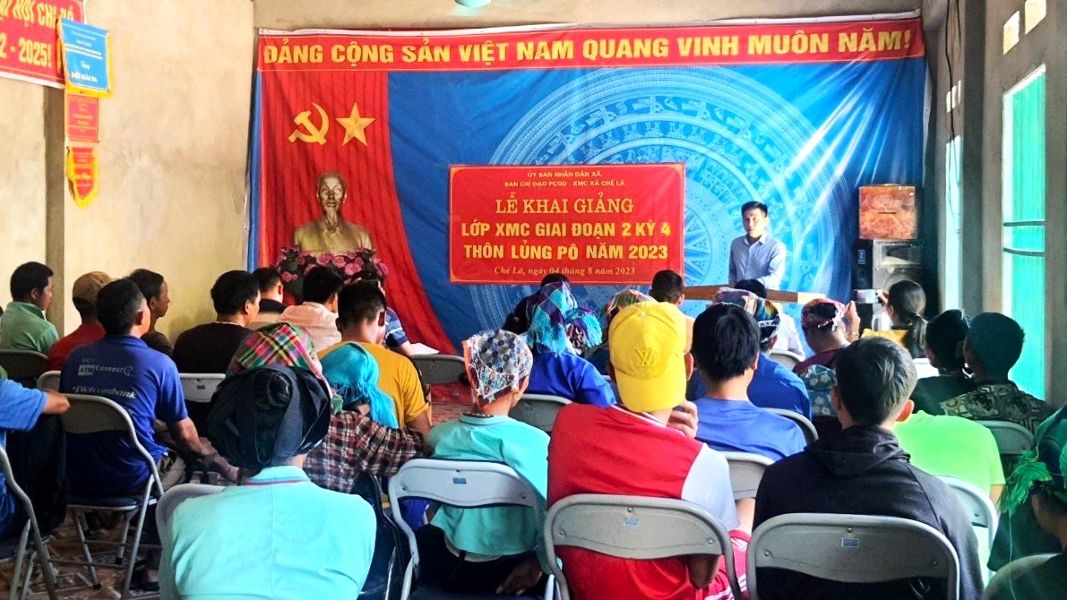 Khai giảng lớp xoá mù chữ cho nhân dân thôn Gì Thàng và thôn Lủng Pô xã Chế Là