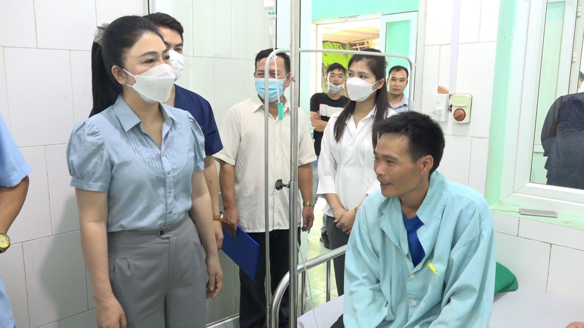 Lãnh đạo huyện Xín Mần thăm, tặng quà 08 người nhập viện do ngộ độc “Hoa Chuông”