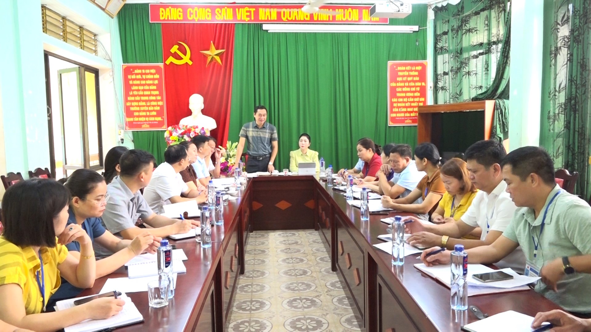 Đồng chí Nguyễn Văn Giao, Quyền Giám đốc Sở Y tế làm việc tại huyện Xín Mần
